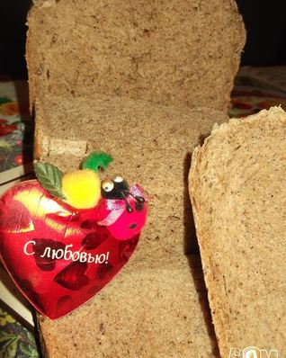 Черный хлеб с тмином и кунжутом