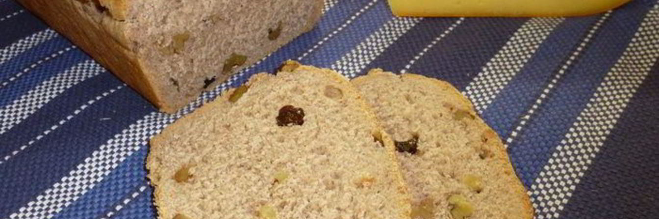 Французский хлеб на красном вине, с орехами и изюмом