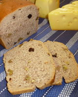 Французский хлеб на красном вине, с орехами и изюмом