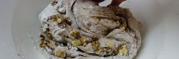 французский хлеб на красном вине, с орехами и изюмом