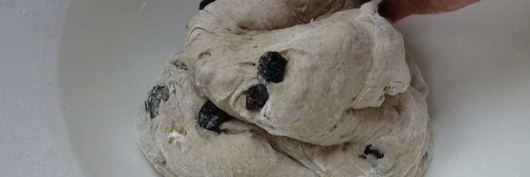 французский хлеб на красном вине, с орехами и изюмом