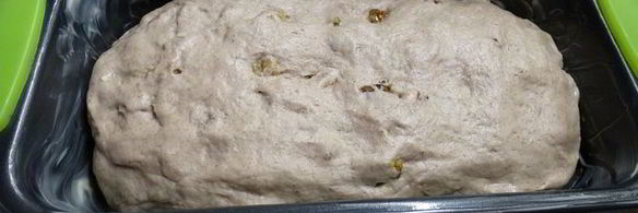 французский хлеб на красном вине, с орехами и изюмом