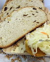 Гречишный хлеб с изюмом и орехами