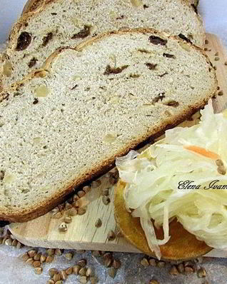 Гречишный хлеб с изюмом и орехами