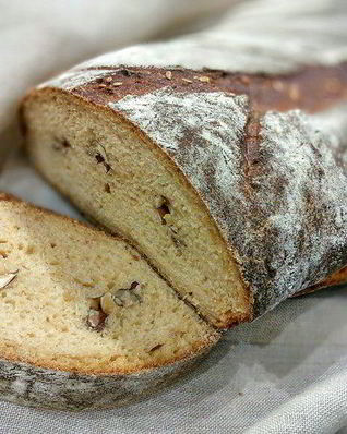 Хлеб на печеных яблоках с орешками