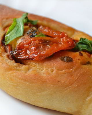 Хлеб с вялеными томатами