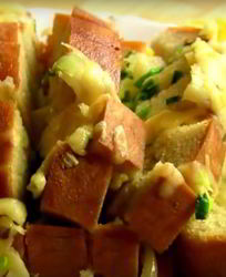 Хлеб, запеченный с сыром и чесноком