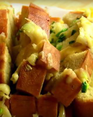 Хлеб, запеченный с сыром и чесноком