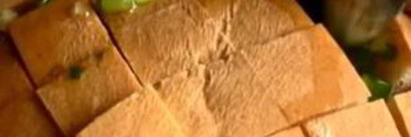 хлеб, запеченный с сыром и чесноком