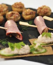 Хлебцы с паштетом из свинины и груши