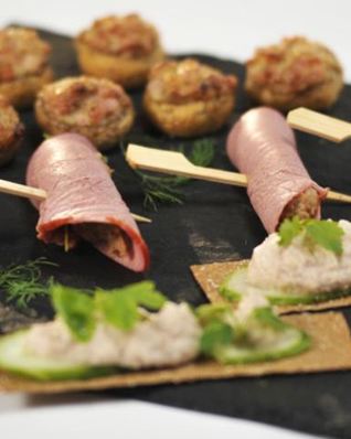 Хлебцы с паштетом из свинины и груши