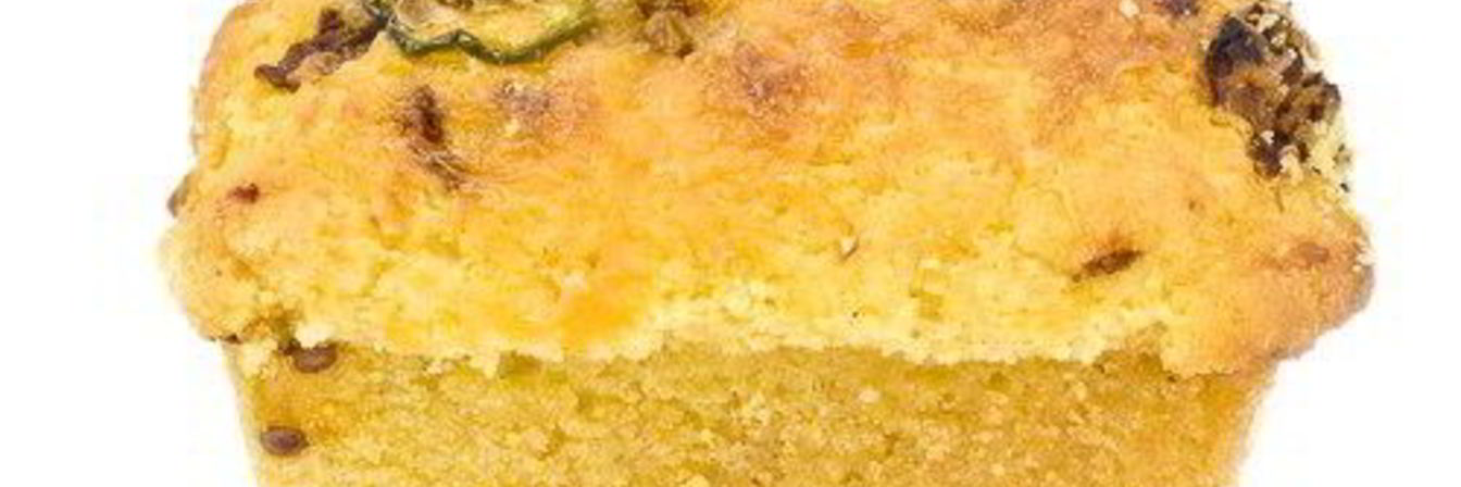 Кукурузный хлеб с чеддером, халапеньо и зеленым луком