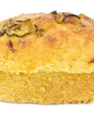 Кукурузный хлеб с чеддером, халапеньо и зеленым луком