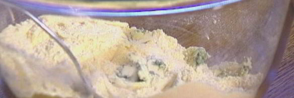 кукурузный хлеб с голубым сыром