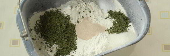 пшеничный хлеб с сушеной петрушкой в хлебопечке