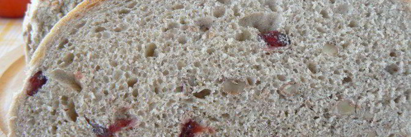 Ржаной хлеб с клюквой и грецким орехом