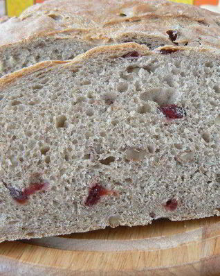 Ржаной хлеб с клюквой и грецким орехом