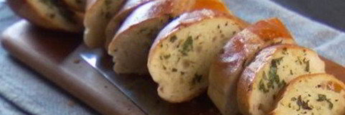 Закусочный багет с сыром и зеленью