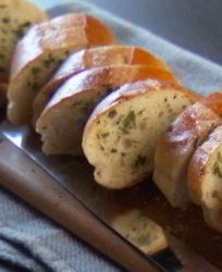 Закусочный багет с сыром и зеленью