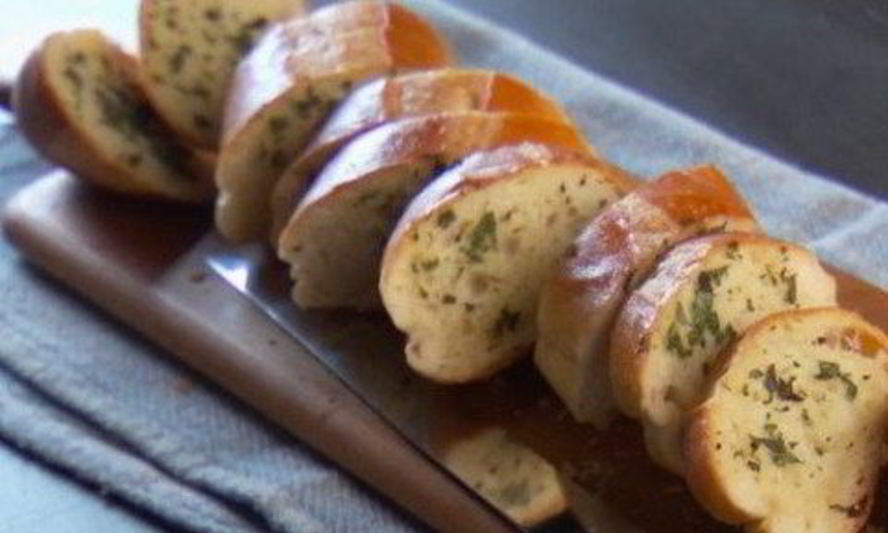 Рецепт закусочного багета с сыром и зеленью