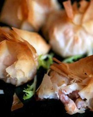 Конвертики из фило с фетой и креветками