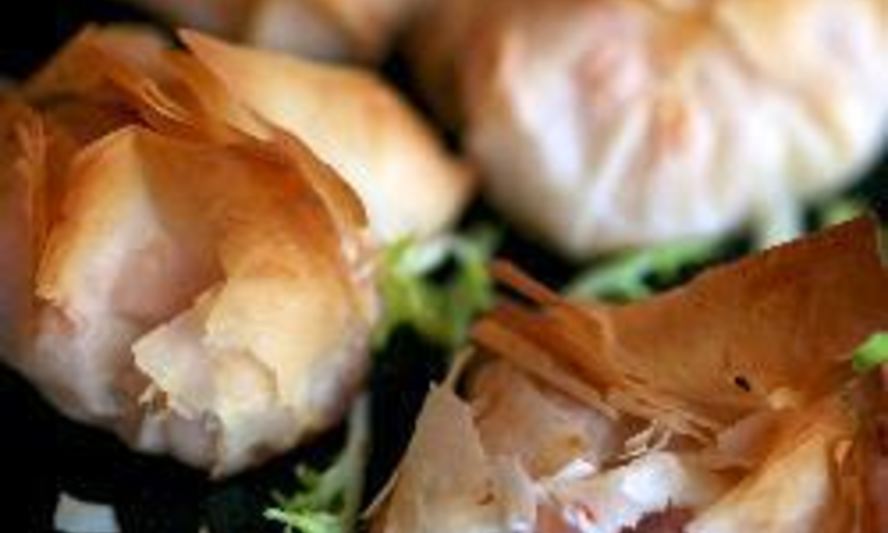 Рецепт конвертиков из фило с фетой и креветками