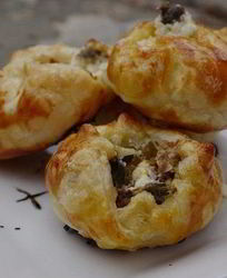 Конвертики с козьим сыром, каперсами и анчоусами