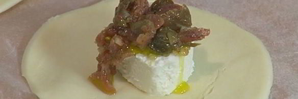 конвертики с козьим сыром, каперсами и анчоусами