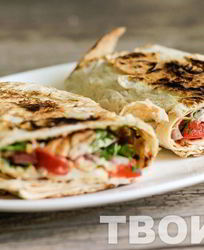 Хрустящий лаваш с сыром и помидорами