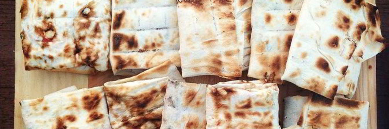 Конвертики из лаваша с сулугуни, зеленью и томатами