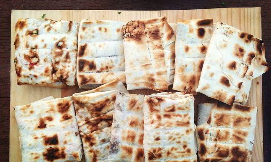 Рецепт конвертиков из лаваша с сулугуни, зеленью и томатами