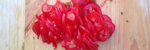 конвертики из лаваша с сулугуни, зеленью и томатами