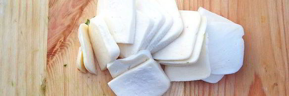 конвертики из лаваша с сулугуни, зеленью и томатами