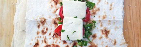 конвертики из лаваша с сулугуни, зеленью и томатами