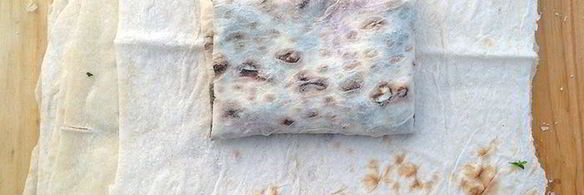 конвертики из лаваша с сулугуни, зеленью и томатами