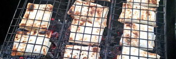 конвертики из лаваша с сулугуни, зеленью и томатами