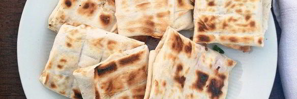 конвертики из лаваша с сулугуни, зеленью и томатами