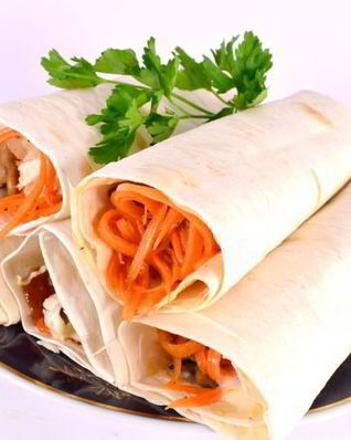 Лаваш с курицей, грибами и корейской морковью