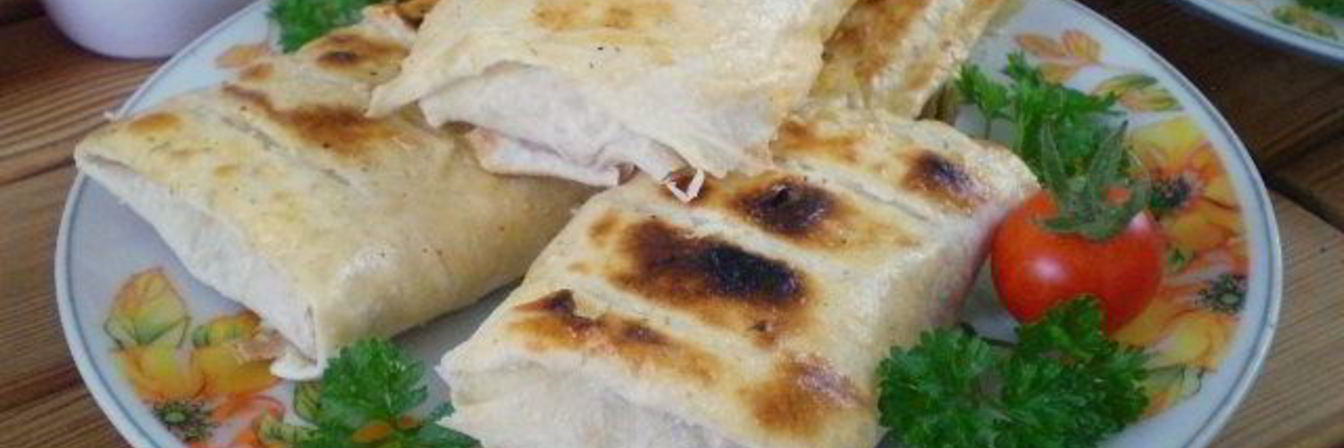 Лаваш с сыром и помидорами на костре