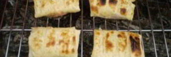 лаваш с сыром и помидорами на костре