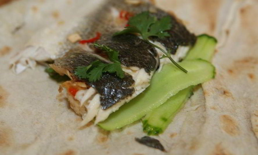 Рецепт пряного сибаса в лаваше с огурцом и зеленью