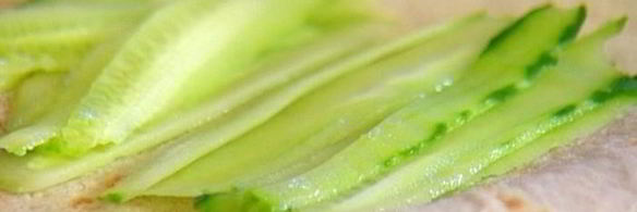 пряный сибас в лаваше с огурцом и зеленью