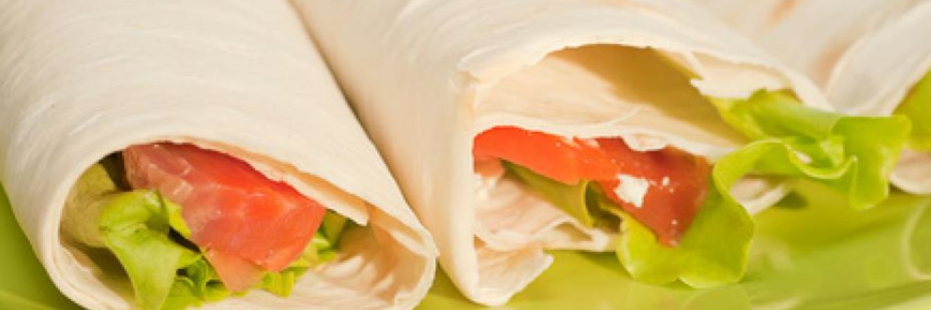 Рулеты из лаваша с семгой и салатом