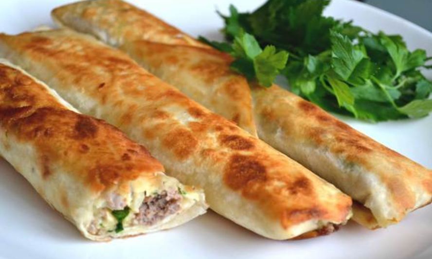 Рецепт сытного лаваша с начинкой в духовке