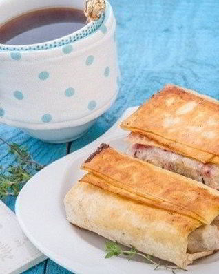 Вишня с сыром Моцарелла в лаваше