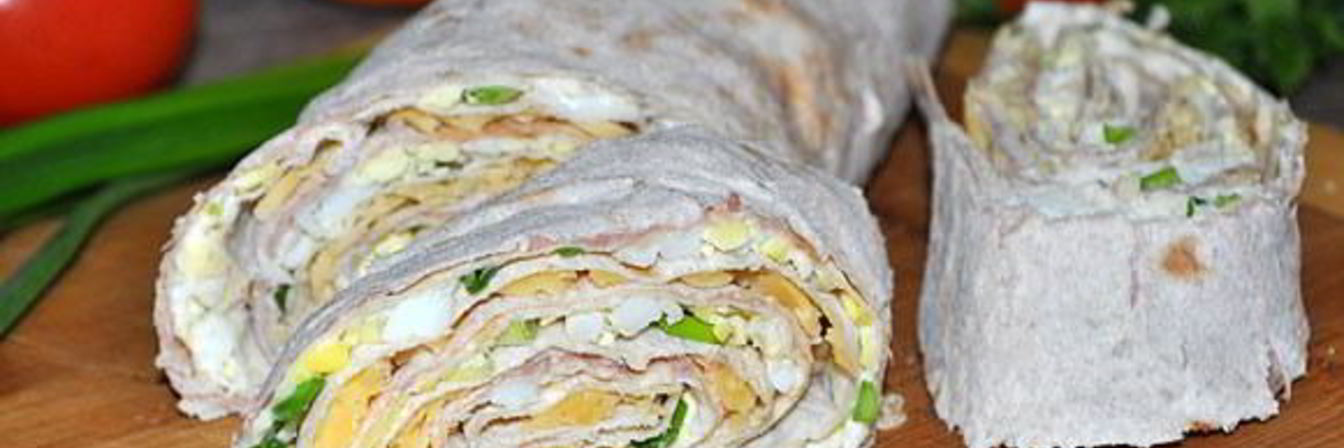 Закуска из лаваша с паштетом, яйцами и сыром