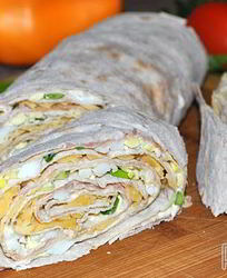 Закуска из лаваша с паштетом, яйцами и сыром