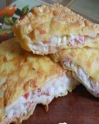 Закуска из тонкого лаваша и крабовых палочек