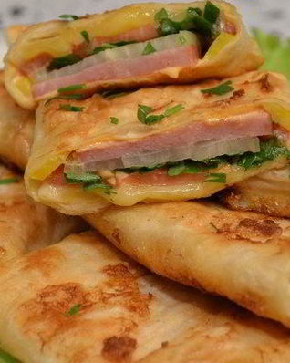 Жареный лаваш с колбасой и грибами