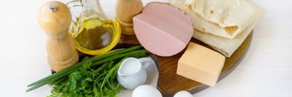 жареный лаваш с колбасой и сыром